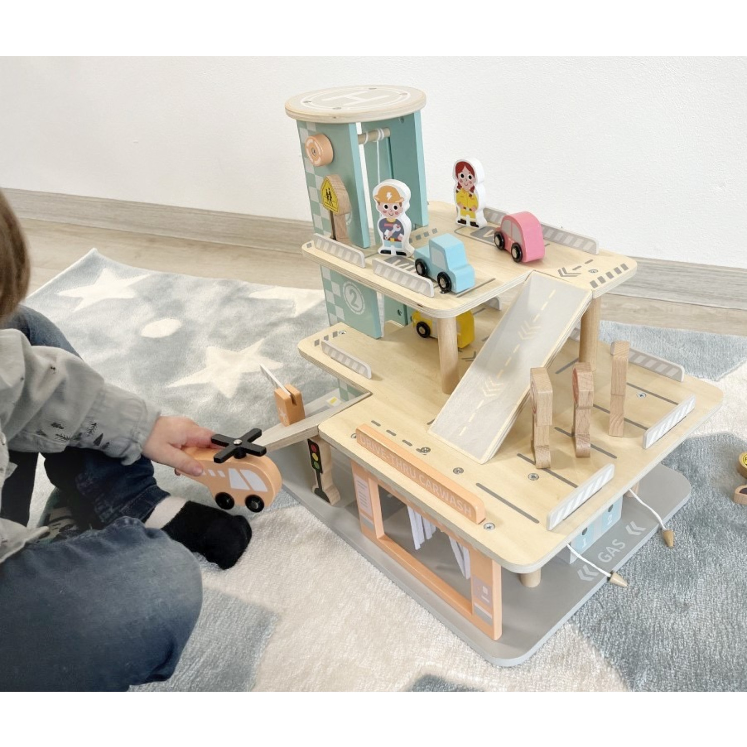 Ξύλινο γκαράζ αυτοκινήτων με πλυντήριο αυτοκινήτων Ηλικία: 2+ Μέγεθος: 29,5x42,5x35 εκ.