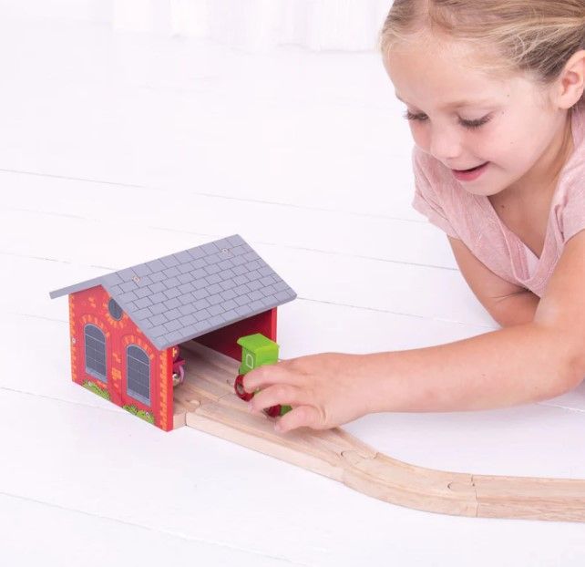 Bigjigs - Σετ τρένου με ράγες - Ξύλινο διπλό υπόστεγο με αναδιπλούμενη οροφή